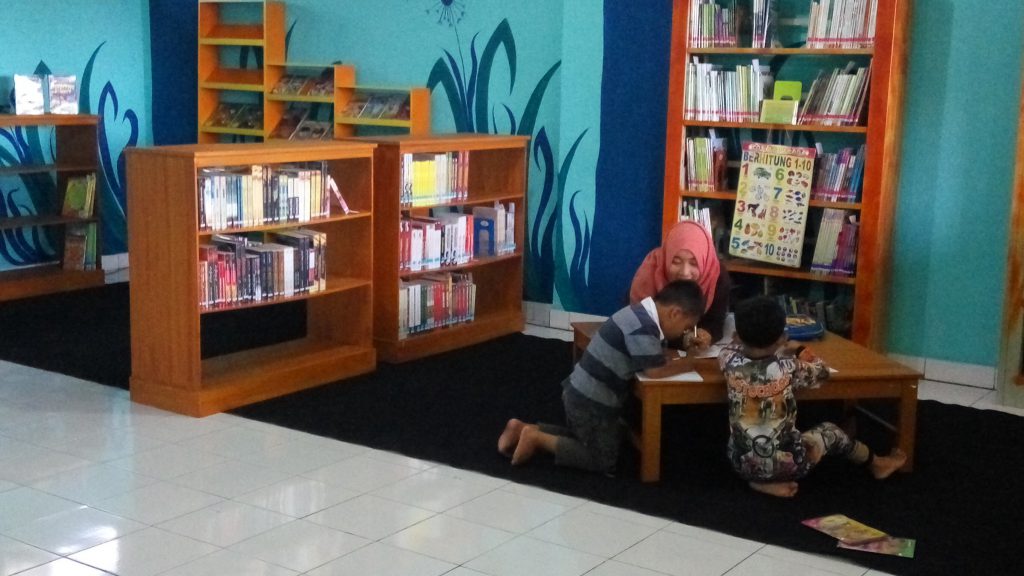 Pelajar muda berlatih alfabet di Perpustakaan